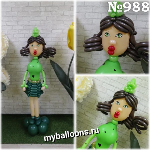 Девушка в форме из воздушных шаров