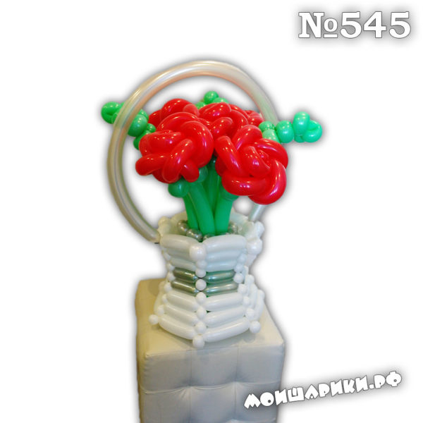 Средняя корзинка с розами из шаров