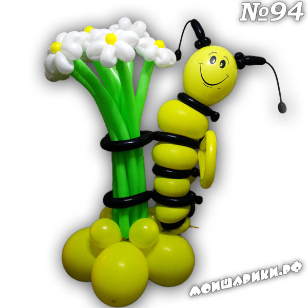 Большая пчела из шаров с ромашками