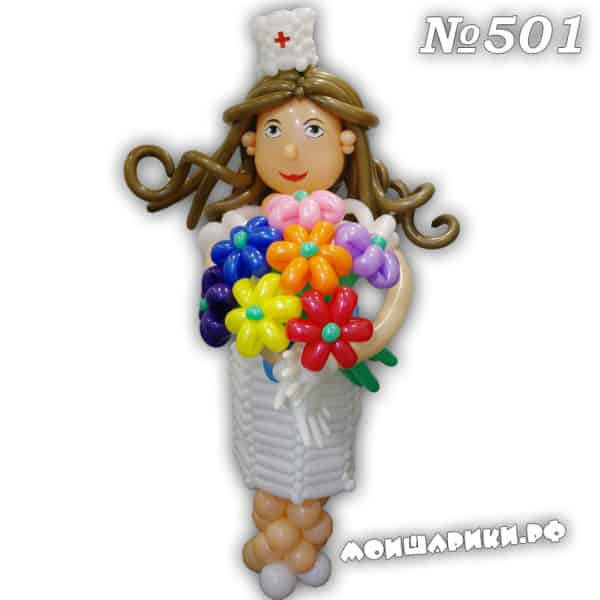 Врач или медсестра из воздушных шаров с букетом