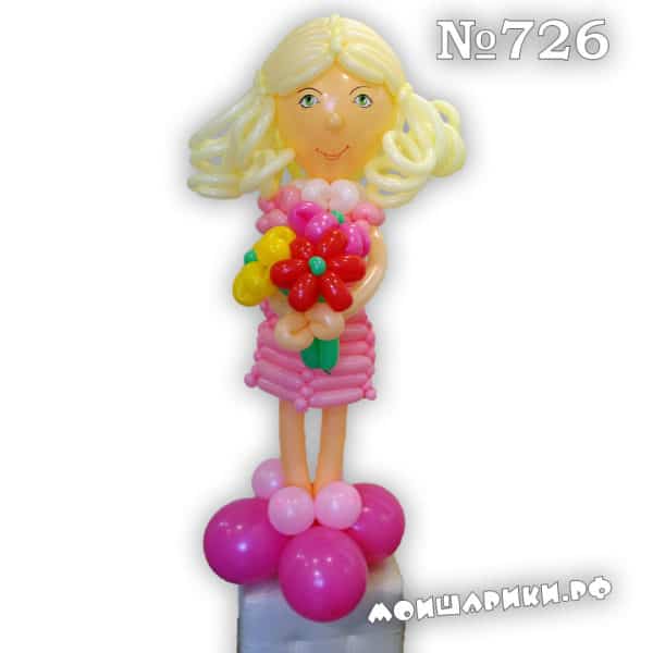 Кукла из шаров с цветами в розовом
