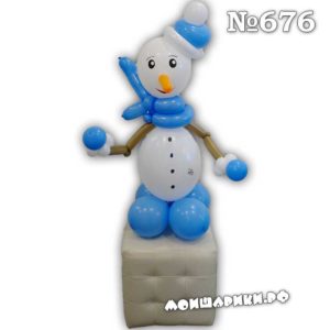 Снеговик из воздушные шаров в голубой шляпе