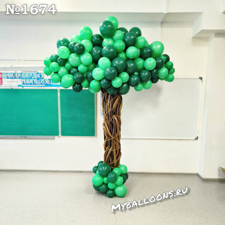 Огромное дерево из воздушных шаров
