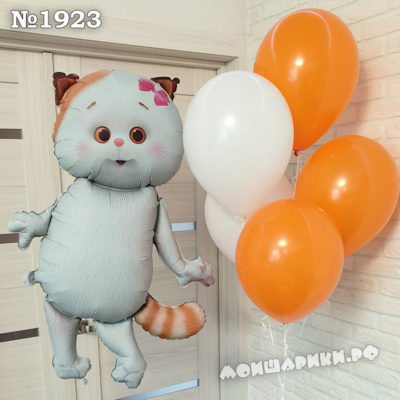 Кошечка и фонтан из бело-оранжевых шаров